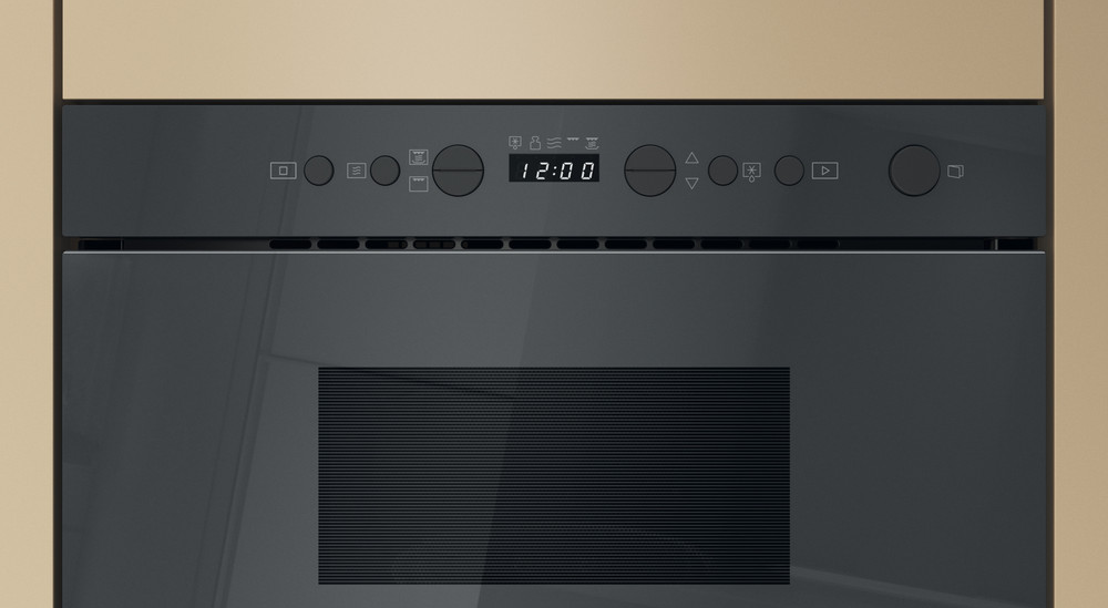 Közelkép egy Whirlpool mikrohullámú sütő vezérlőpaneljéről. A kijelző mutatja az időt.