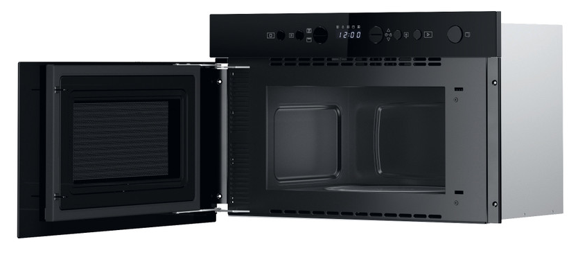 Whirlpool mikrohullámú sütő nyitott ajtóval, bemutatva a belső teret és a vezérlőpanelt.