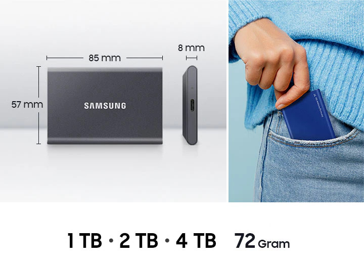 Pralka w łazience z otwartymi drzwiami. Na półce są dwie butelki.