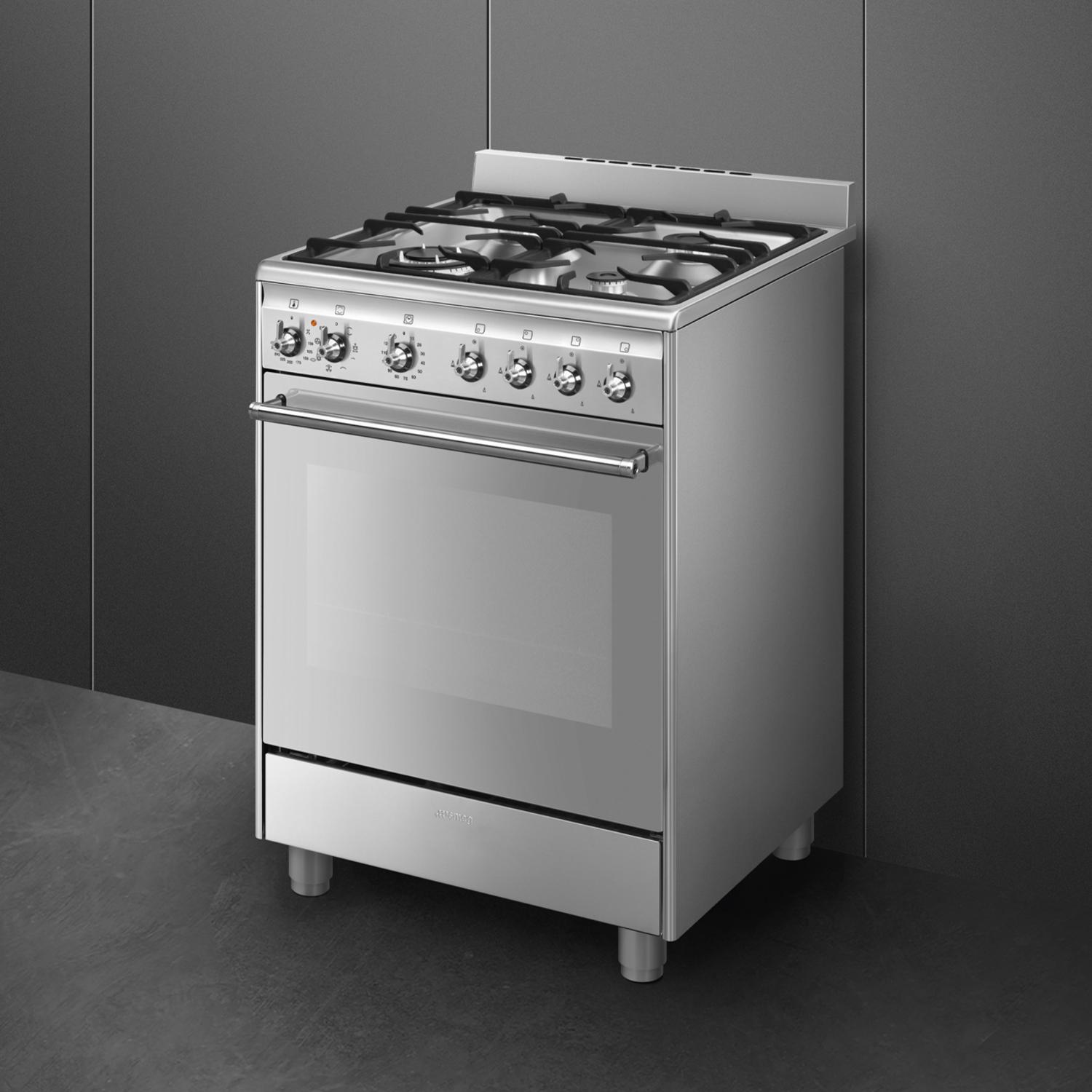 Un four Smeg en acier inoxydable. La cuisinière a quatre brûleurs et plusieurs boutons.