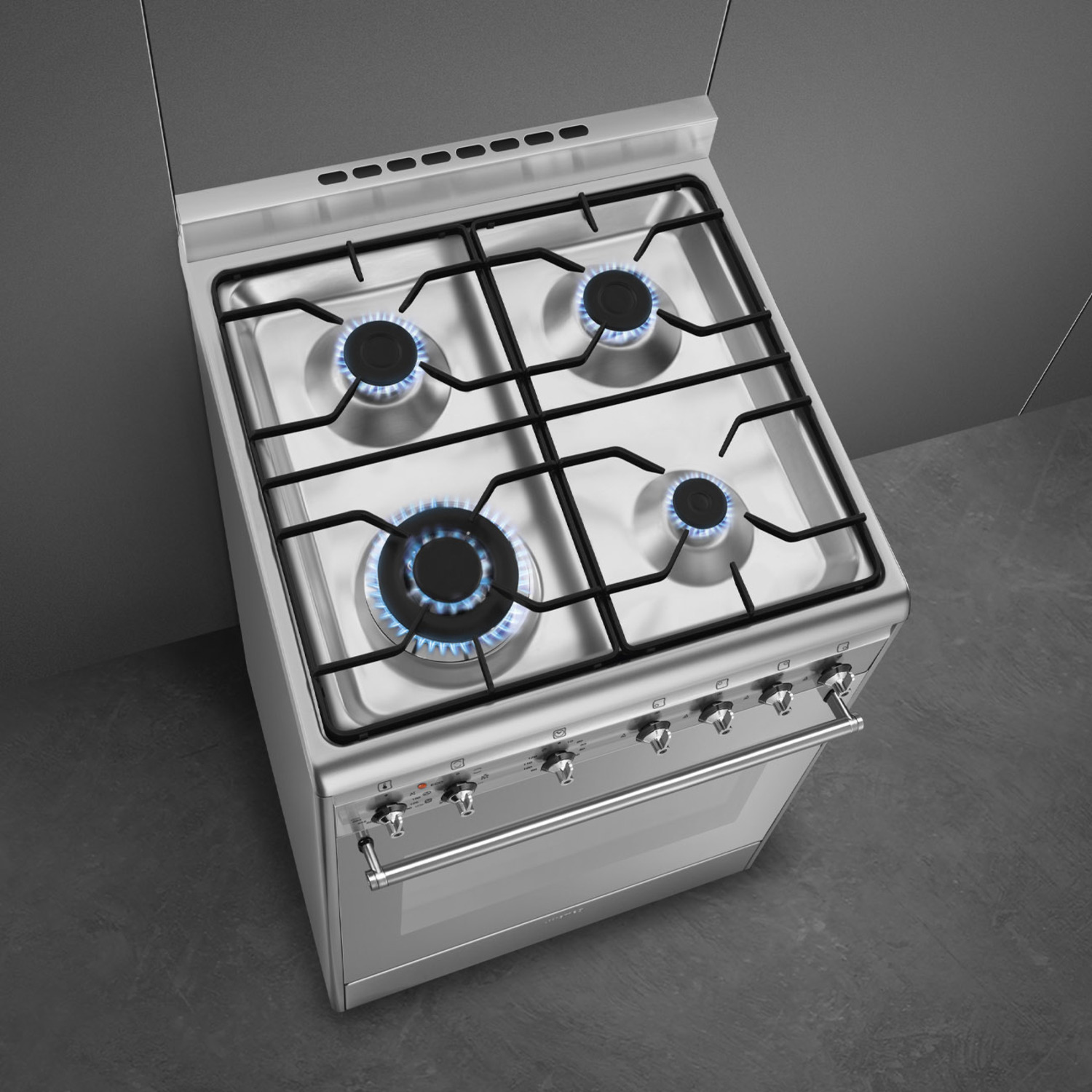 Une cuisinière à gaz argentée à quatre brûleurs vue d'en haut.