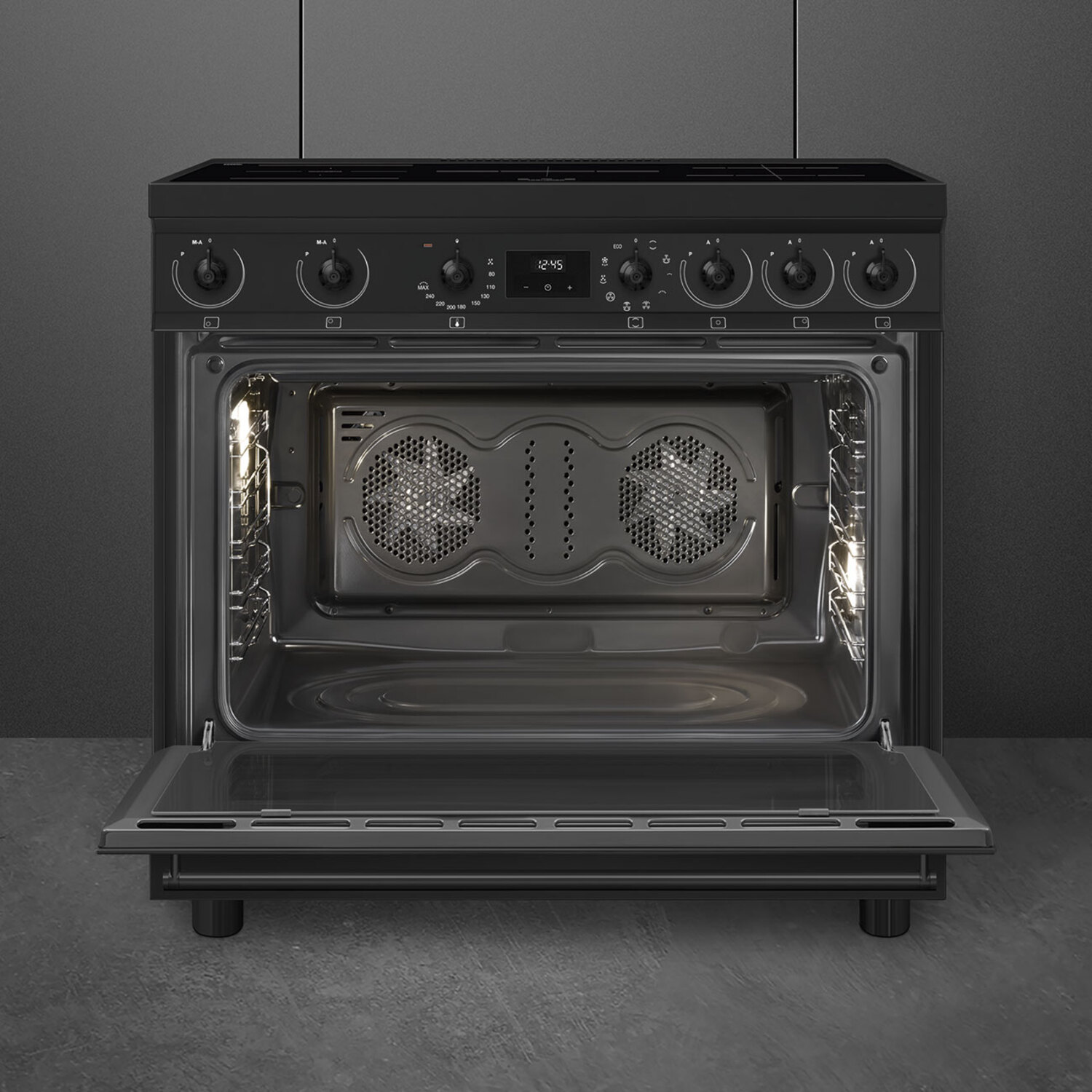 Un four noir avec la porte ouverte, montrant un intérieur lumineux avec deux ventilateurs.