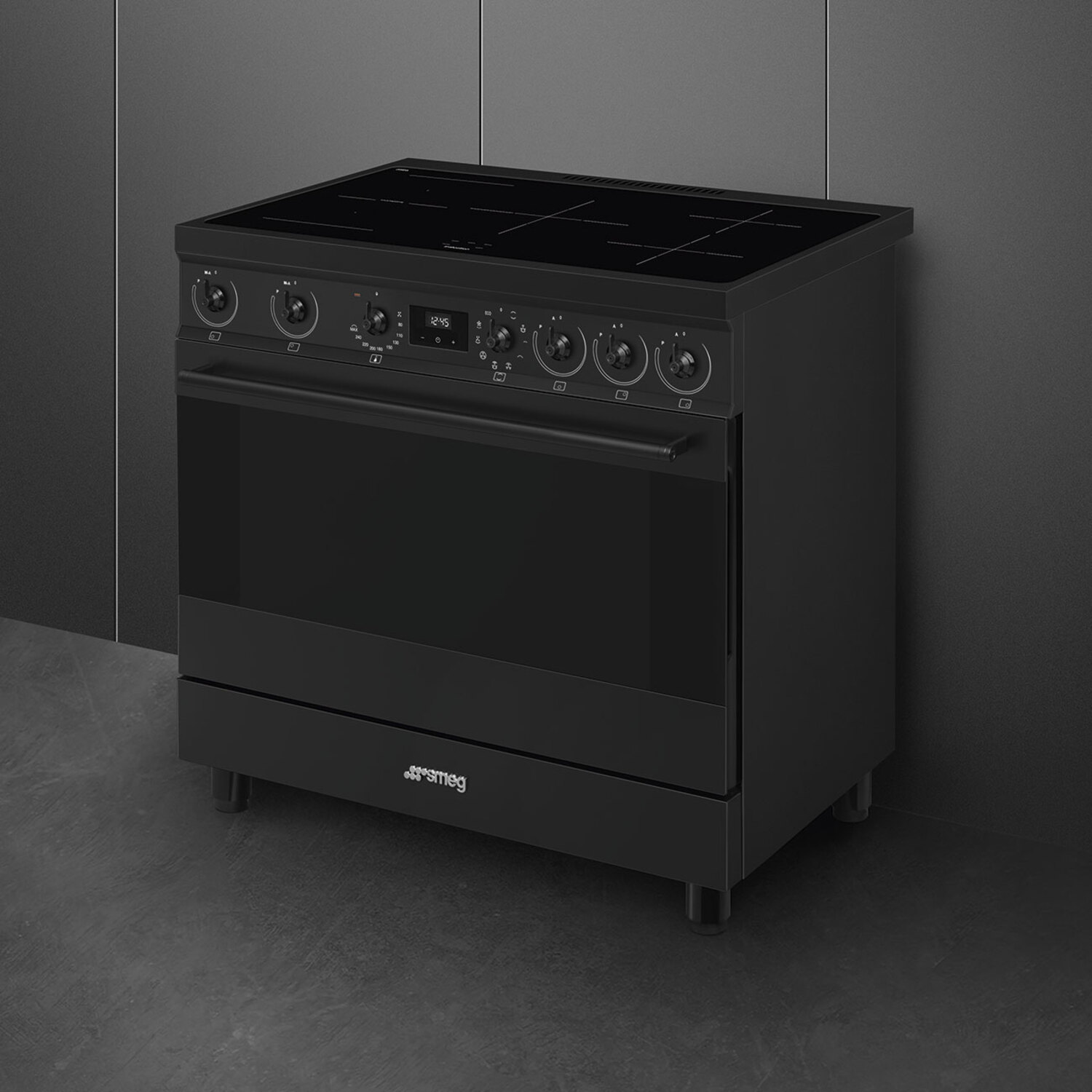 Un four Smeg noir. Le four possède une table de cuisson avec quatre brûleurs. La porte est fermée.