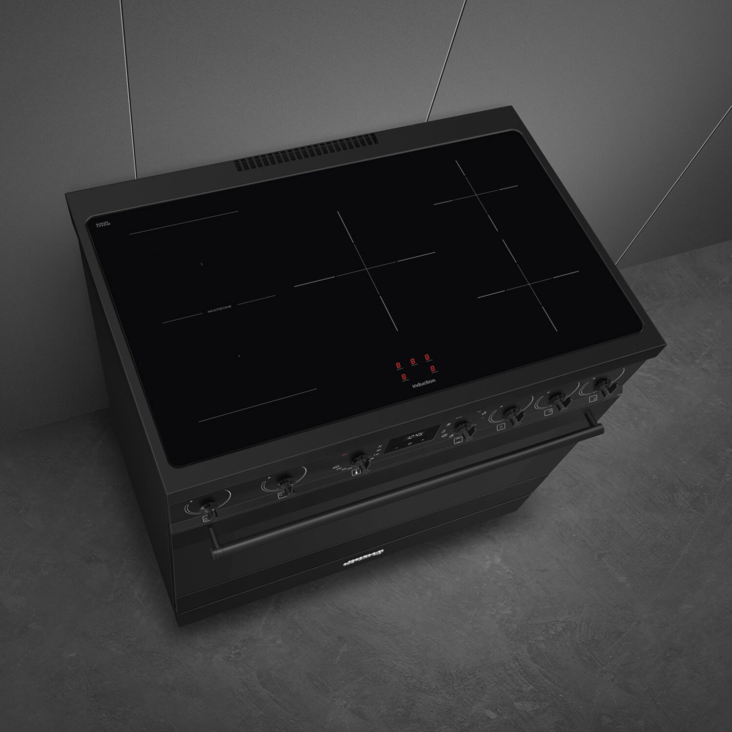 Cuisinière à induction noire avec four noir. La scène est sur une surface grise.