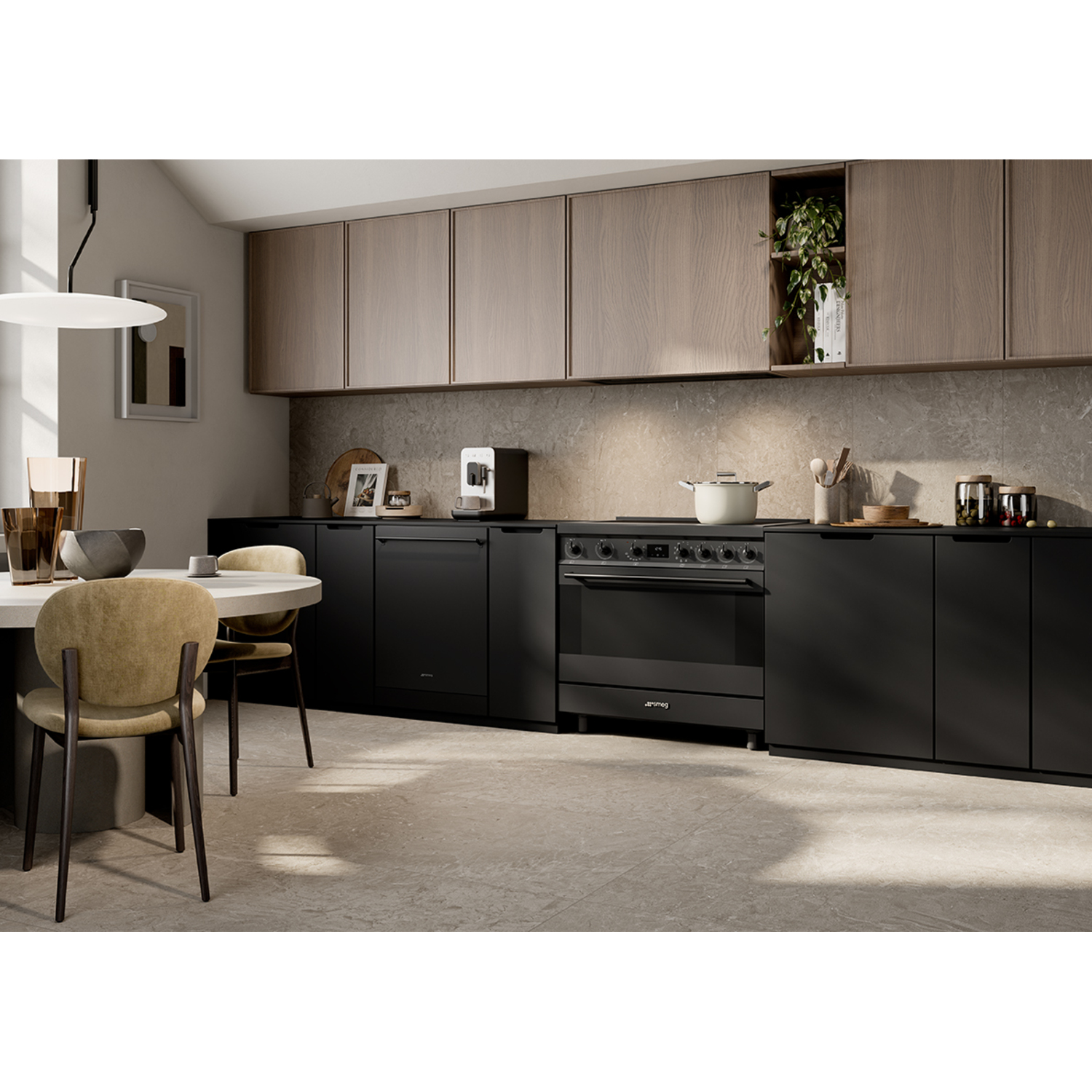 Cuisine moderne avec des armoires noires, des armoires supérieures en bois et une cuisinière noire. Une table ronde avec des chaises à gauche.