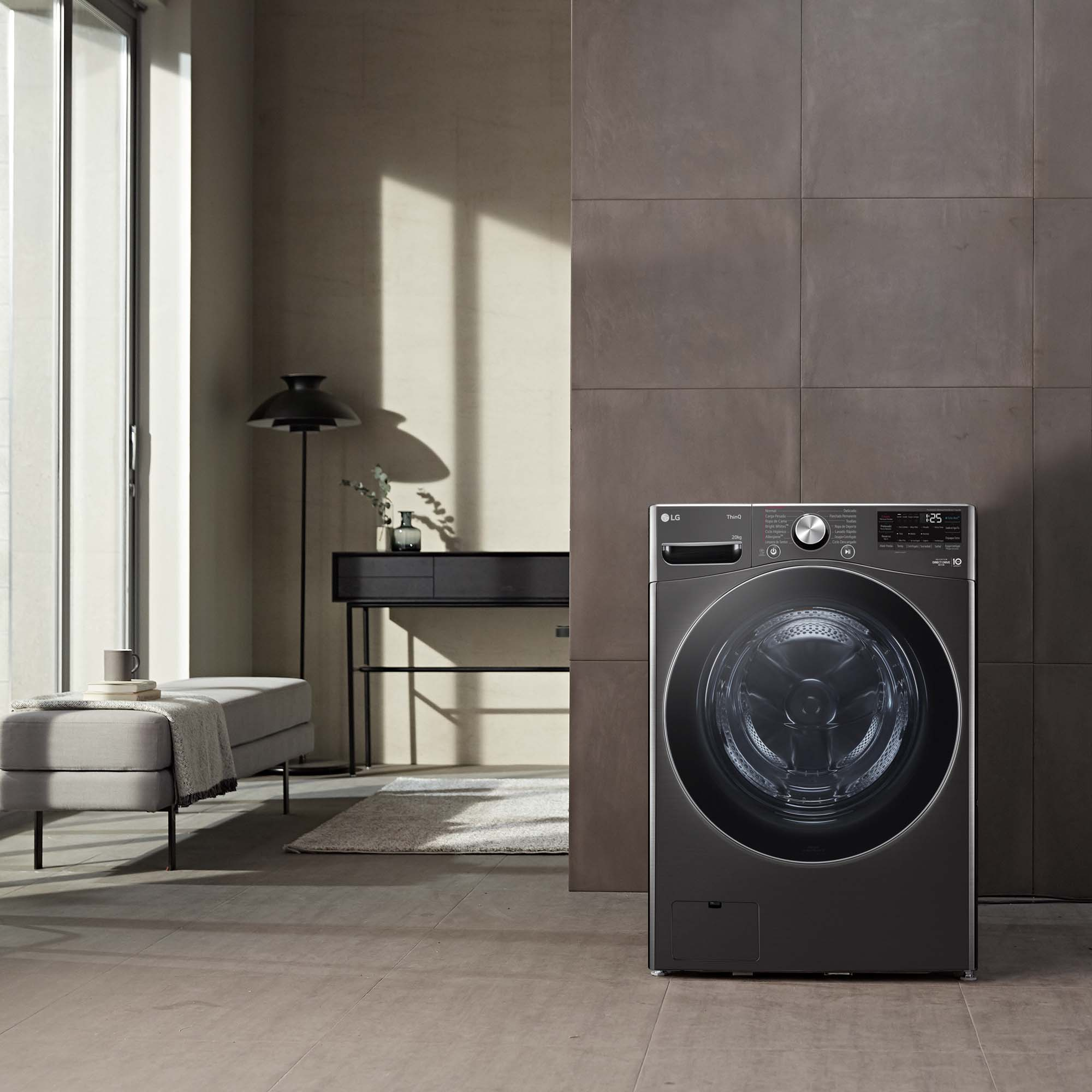 Lavadora LG negra en una sala de estar moderna.