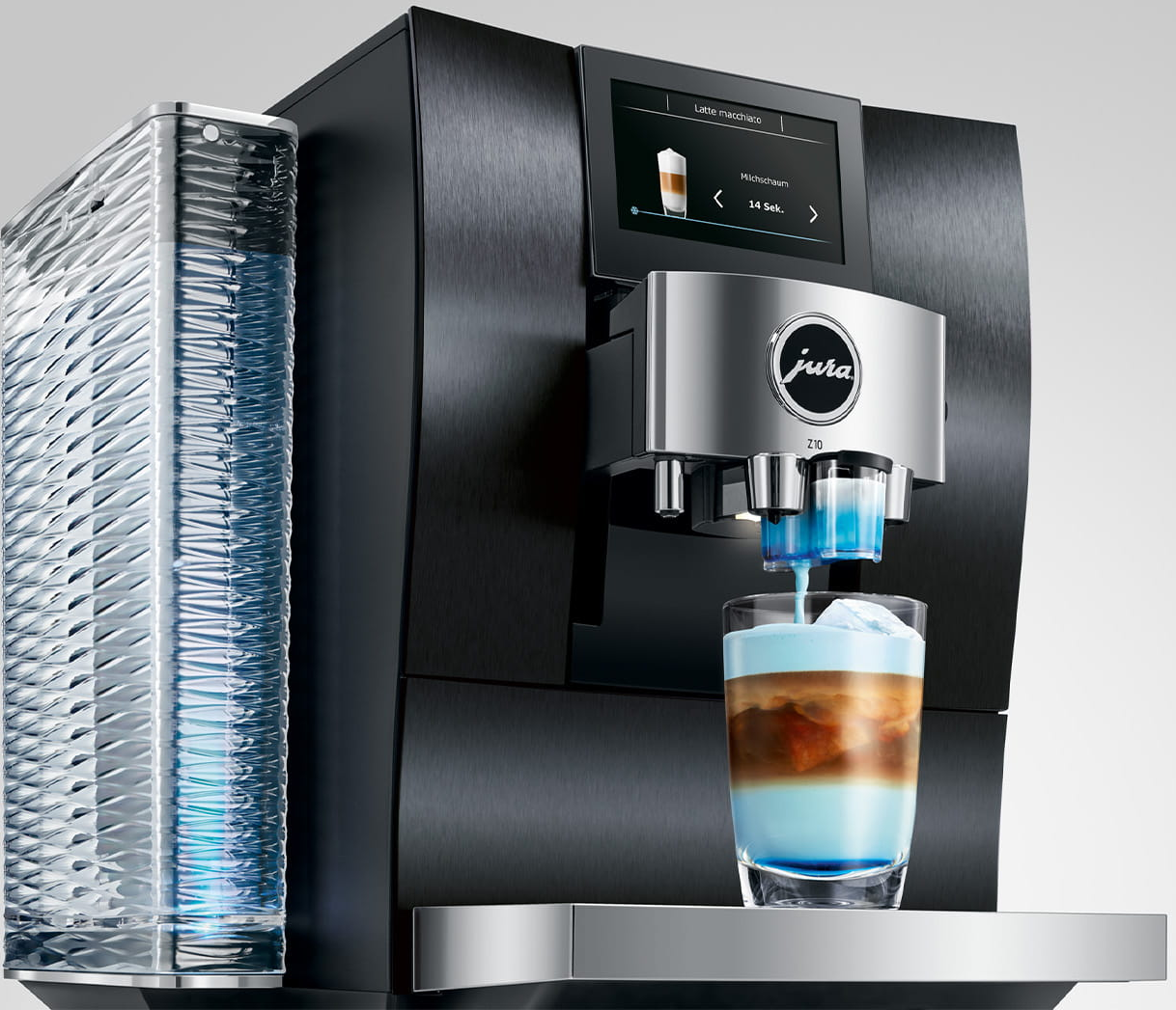Macchina da caffè prepara bevanda blu con schiuma in bicchiere con cubetti ghiaccio.