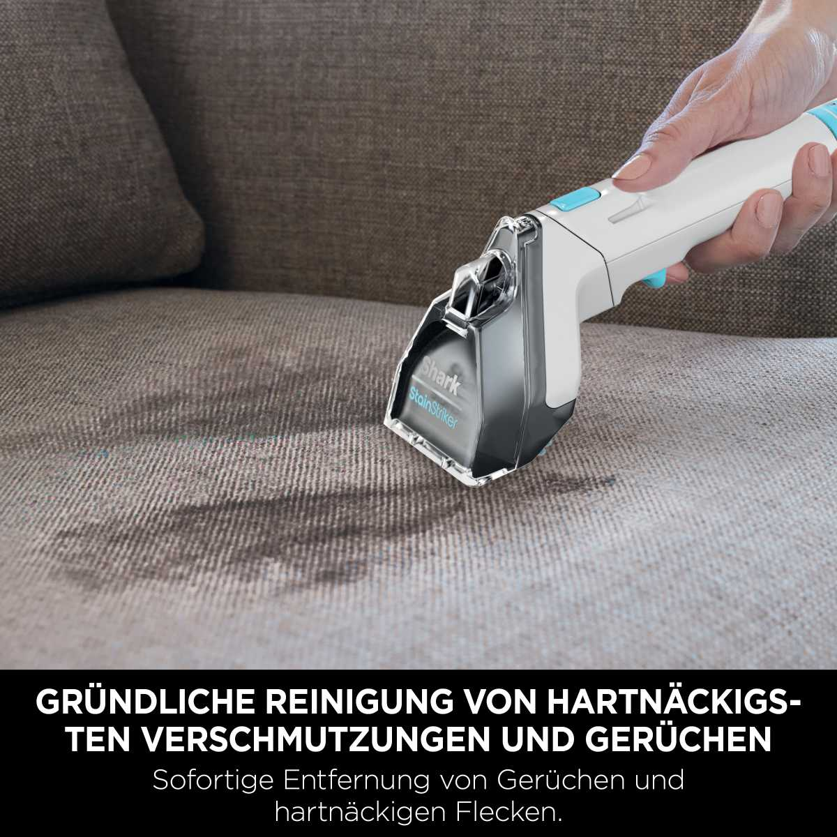 Hand reinigt einen Fleck auf einem Sofa mit einem Shark Stainstriker Reinigungswerkzeug.