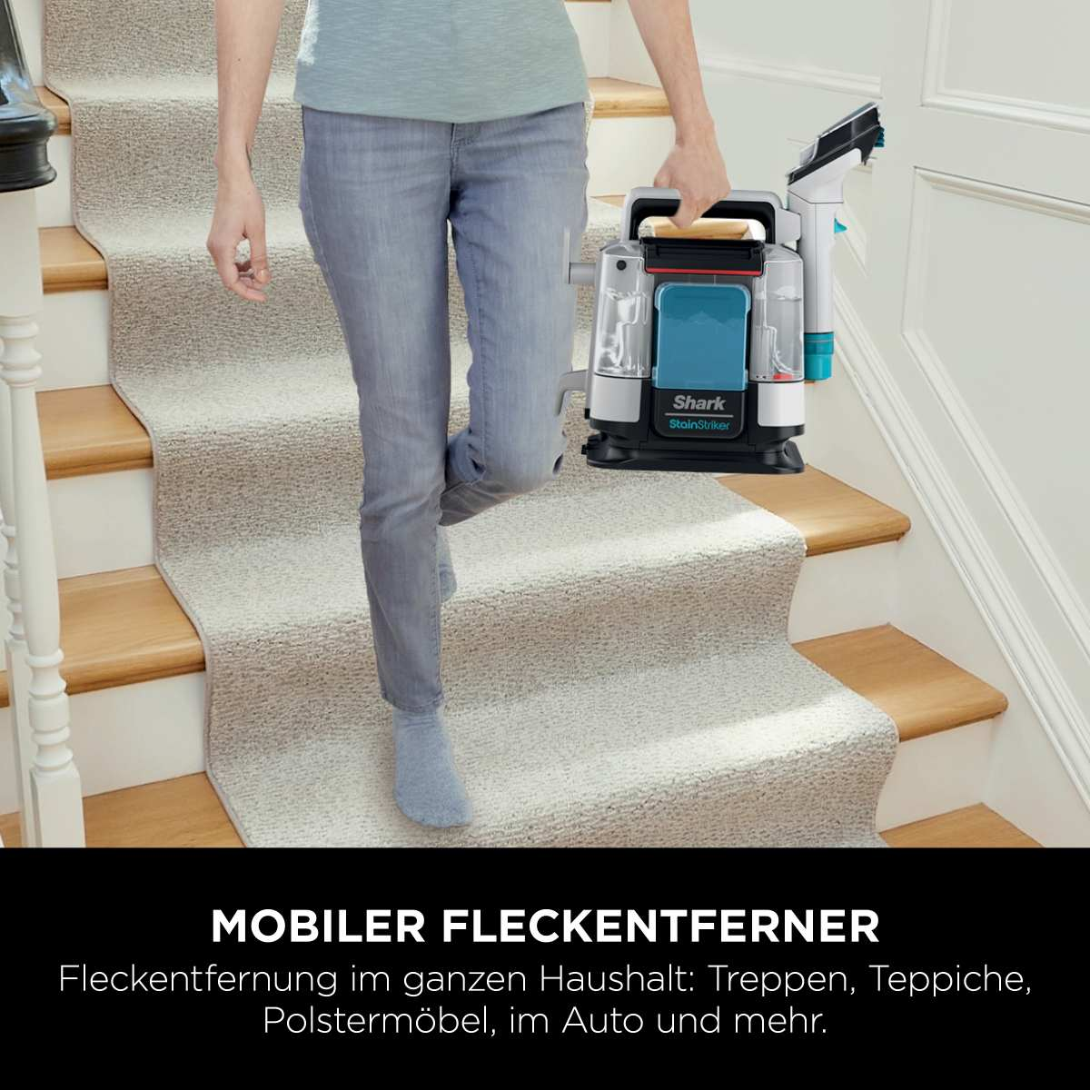 Person trägt einen Shark StainStriker auf einer Treppe.