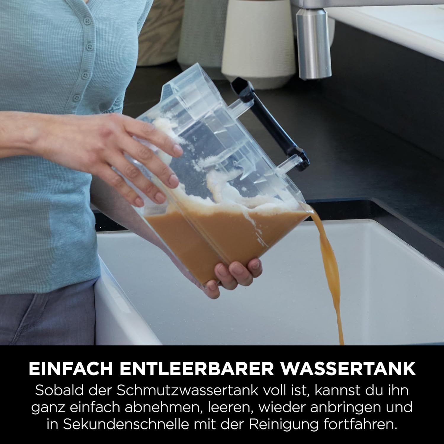 Eine Frau gießt braune Flüssigkeit aus einem Behälter.