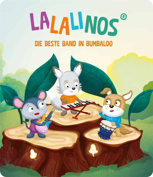 Cartoon-Band: Maus mit Gitarre, Fuchs am Keyboard und Hund mit Trommel auf Baumstumpf. Helle Farben und Waldboden.