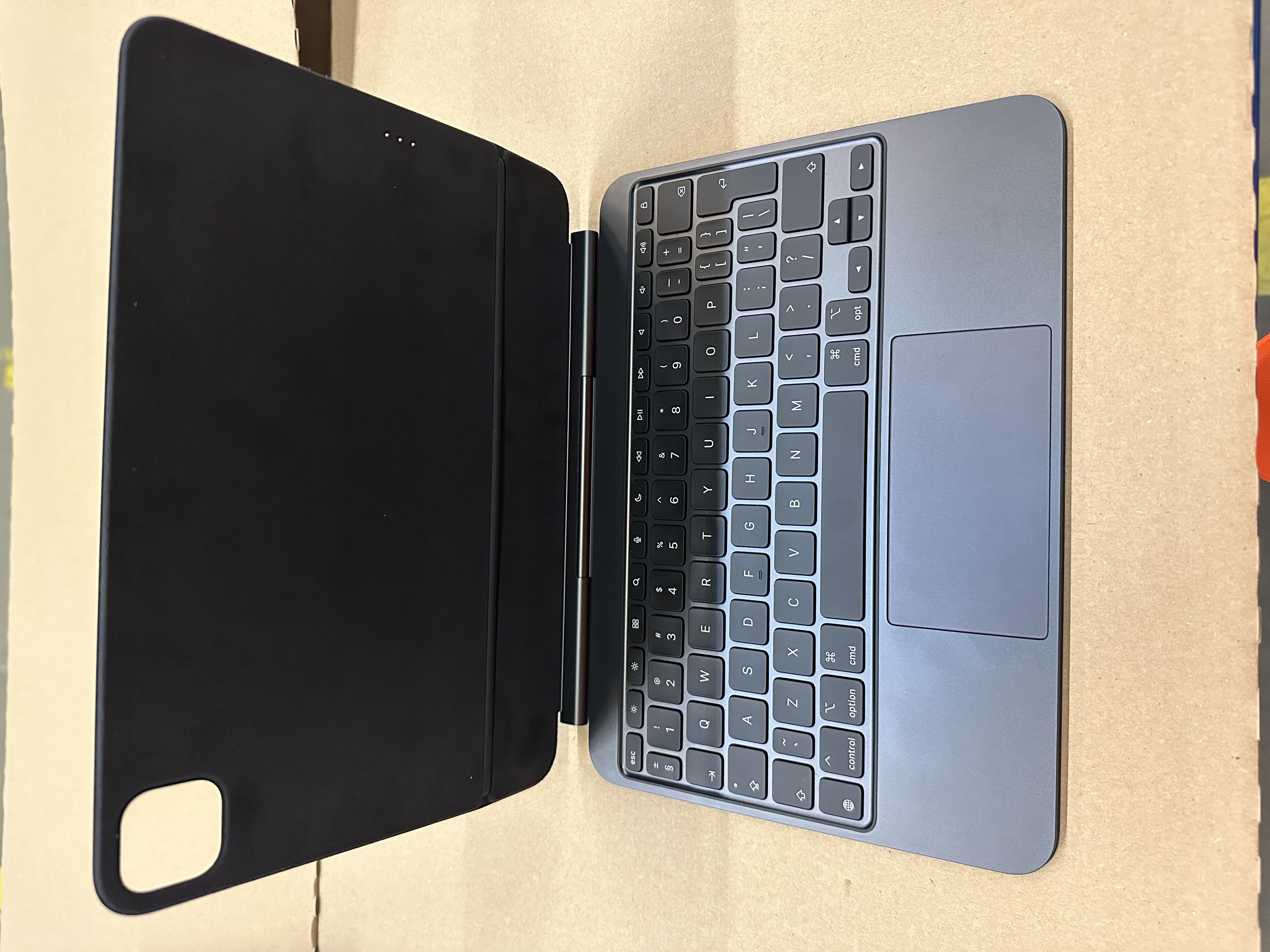 OUTLET - Klawiatura APPLE Magic Keyboard do iPada Pro 11 cali (M4) - angielski (międzynarodowy) Czarny MWR23Z/A