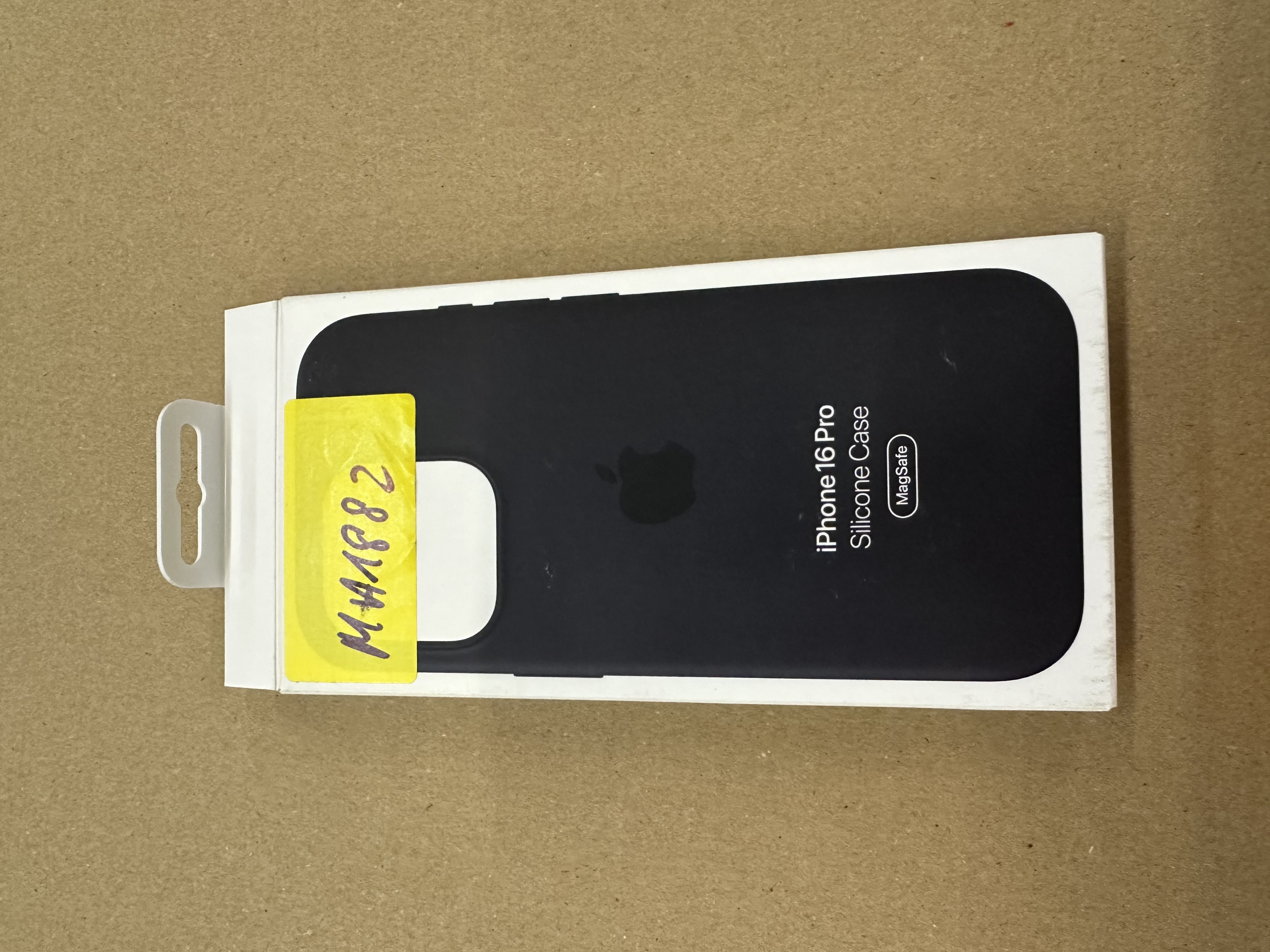 OUTLET - Silikonowe etui z MagSafe APPLE do iPhone 16 Pro Czarny MYYJ3ZM/A