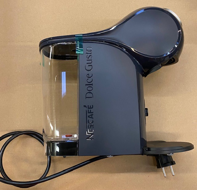 Czarny i ciemnoszary ekspres do kawy Nescafé Dolce Gusto ze zbiornikiem na wodę.