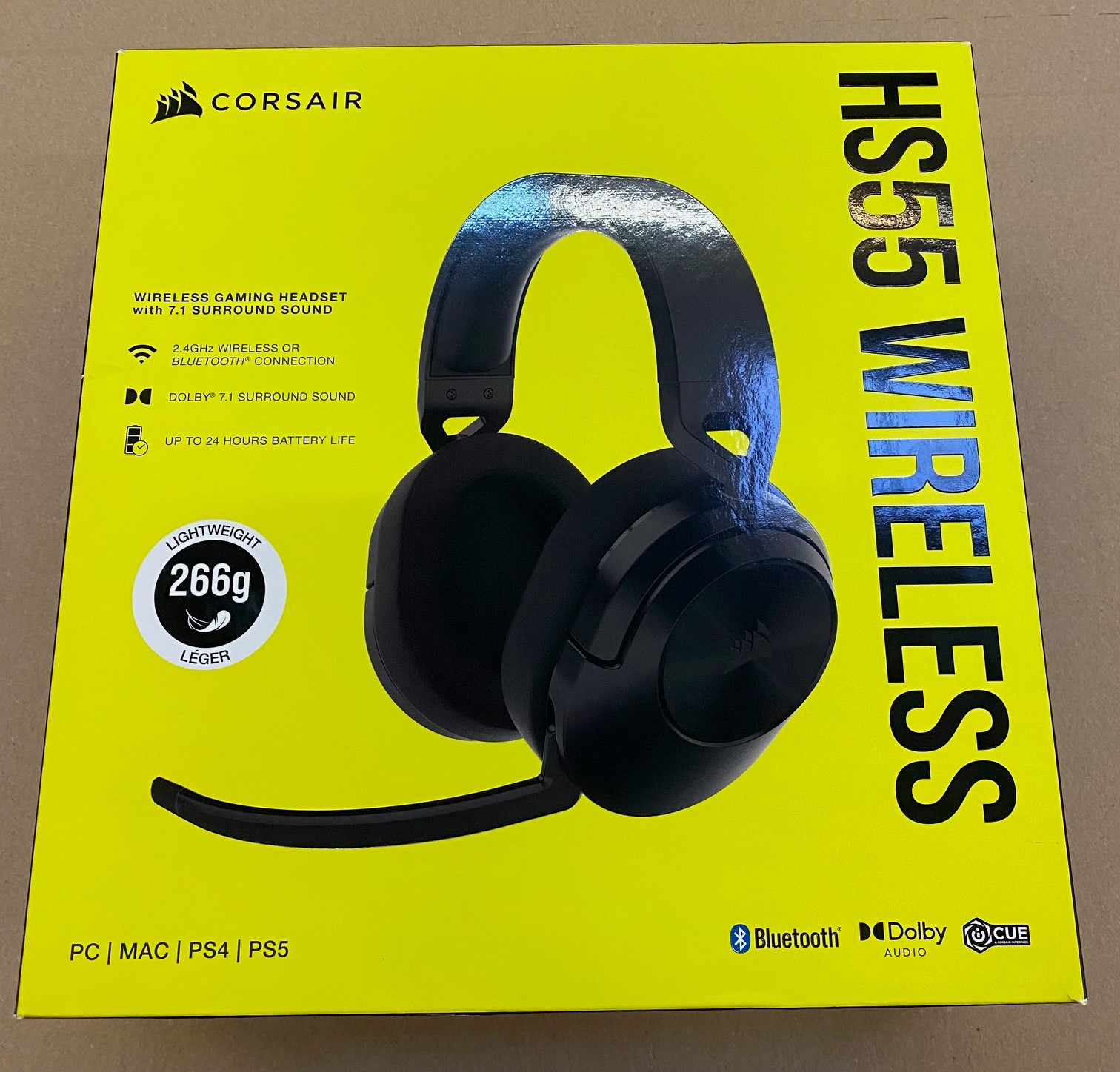 Żółto-czarne pudełko słuchawek do gier, biały tekst, z logo Corsair.
