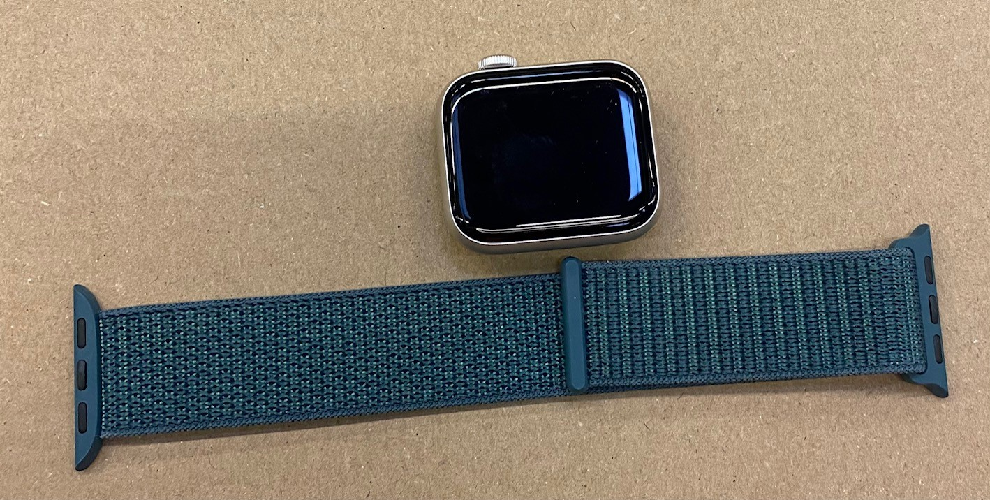 OUTLET - Smartwatch APPLE Watch SE (2 generacji) GPS 40mm z aluminium w kolorze księżycowej poświaty z opaską sportową w kolorze jeziora MXEH3ET/A