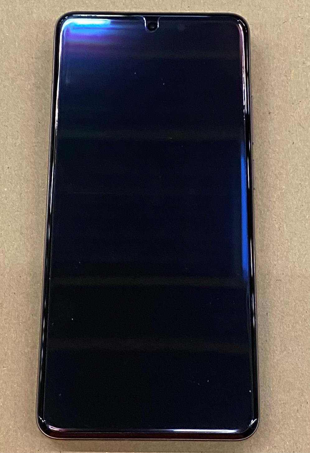 Zbliżenie jasnofioletowego smartfona z wieloma obiektywami.