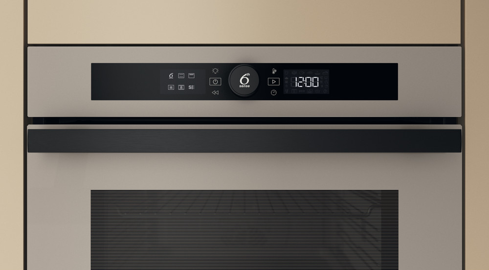 Egy fekete főzőlap közelről, „CLEAN“ és „HEAT CONTROL“ feliratú érintésvezérlőkkel.