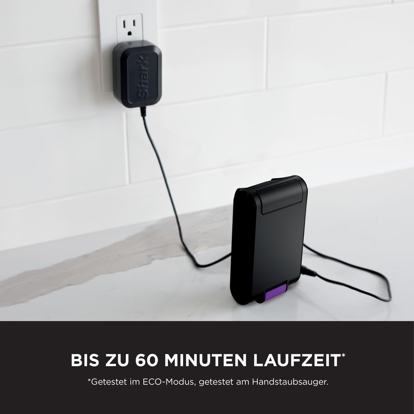 Una stazione di ricarica nera con una batteria, collegata a una presa di corrente.