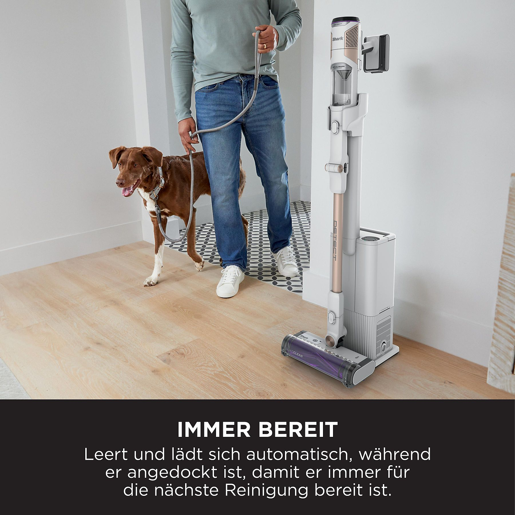 Homme marchant avec un chien, aspirateur encastré. Texte : 'Toujours prêt'.