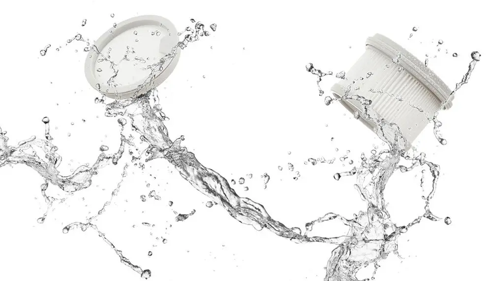 Wasserspritzer mit zwei Staubsaugerfilterteilen.