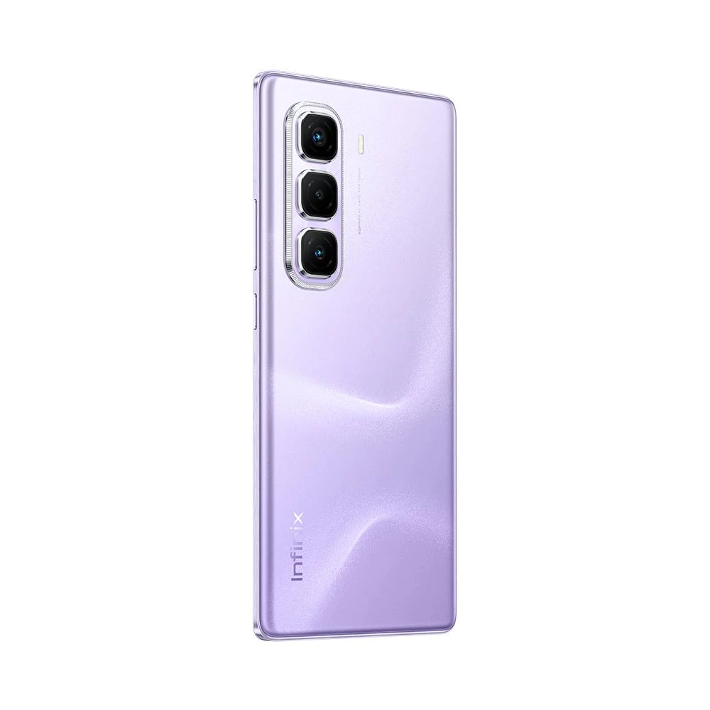 Üç lensli kameraya sahip mor bir akıllı telefonun arkası.