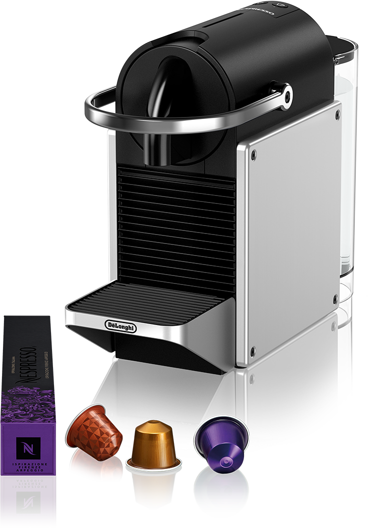 Nespresso kávéfőző kapszulákkal, dobozzal és csészével, mind egy fehér felületen.