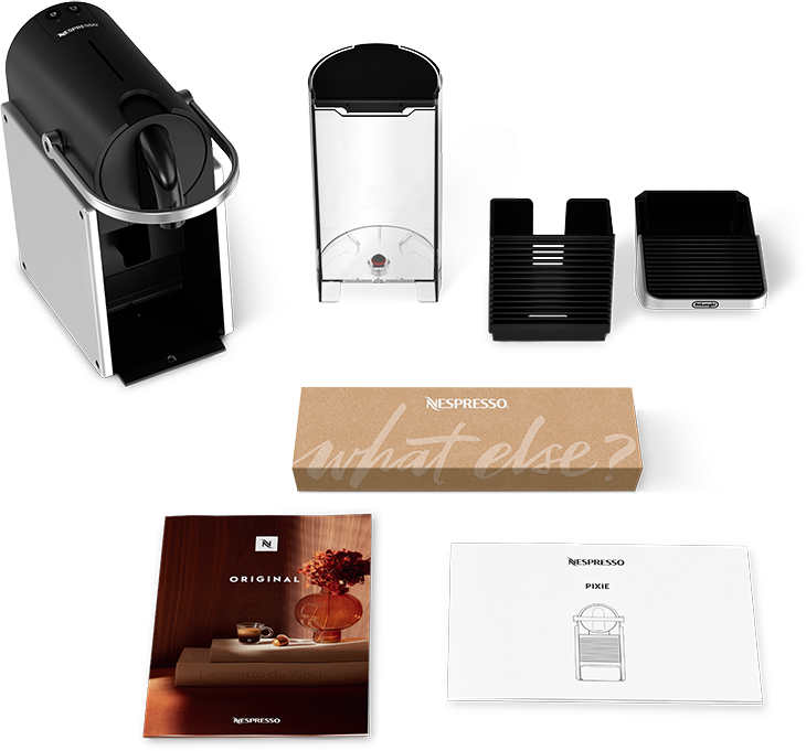 Egy Nespresso kávéfőző alkatrészei: gép, víztartály, csésze tálca és tartozékok.