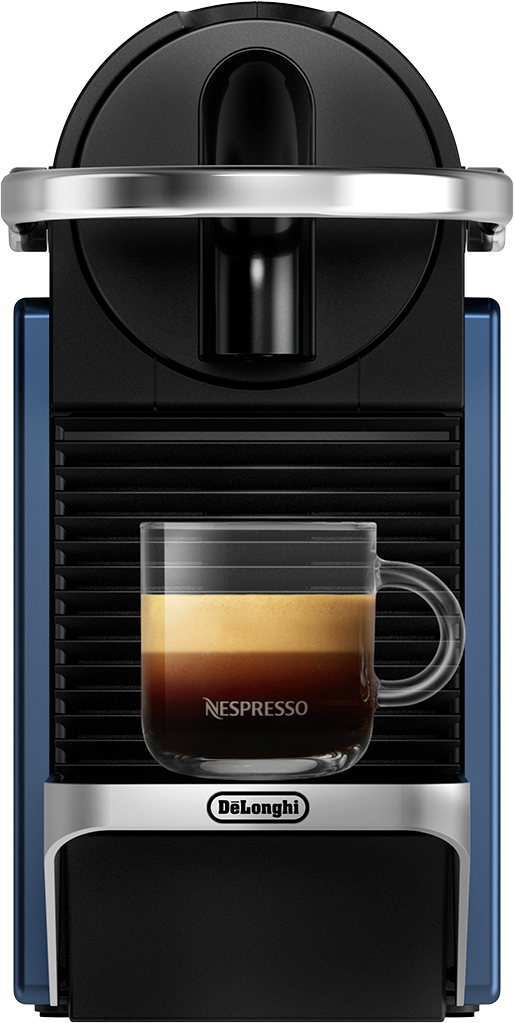 Kék-fekete Nespresso gép rétegzett kávéval egy üvegpohárban.
