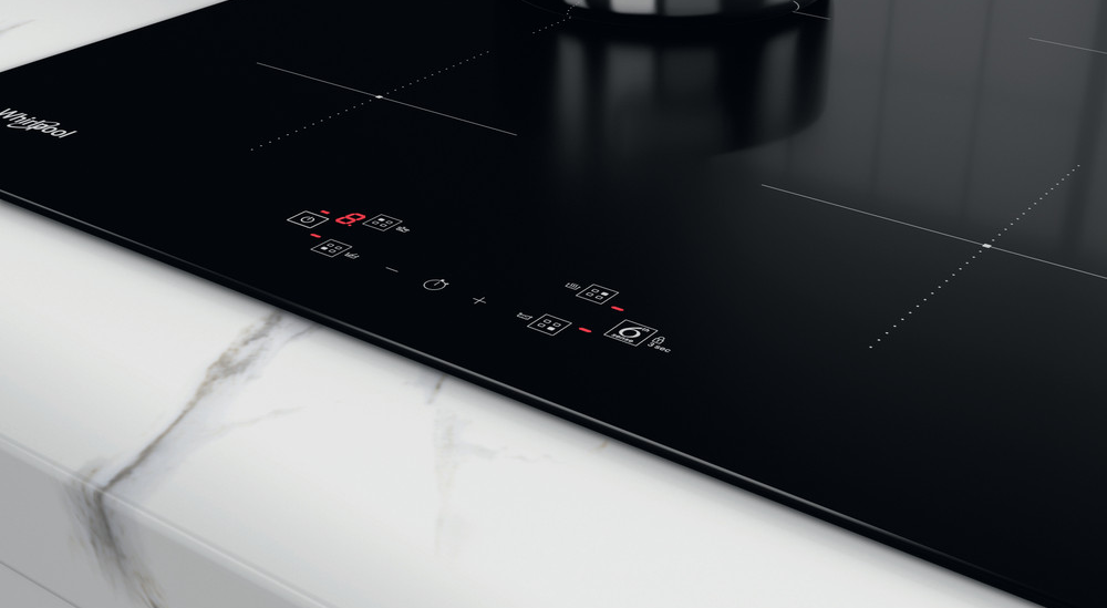 Közelkép egy fekete indukciós főzőlapról érintőgombokkal és a Whirlpool logóval.