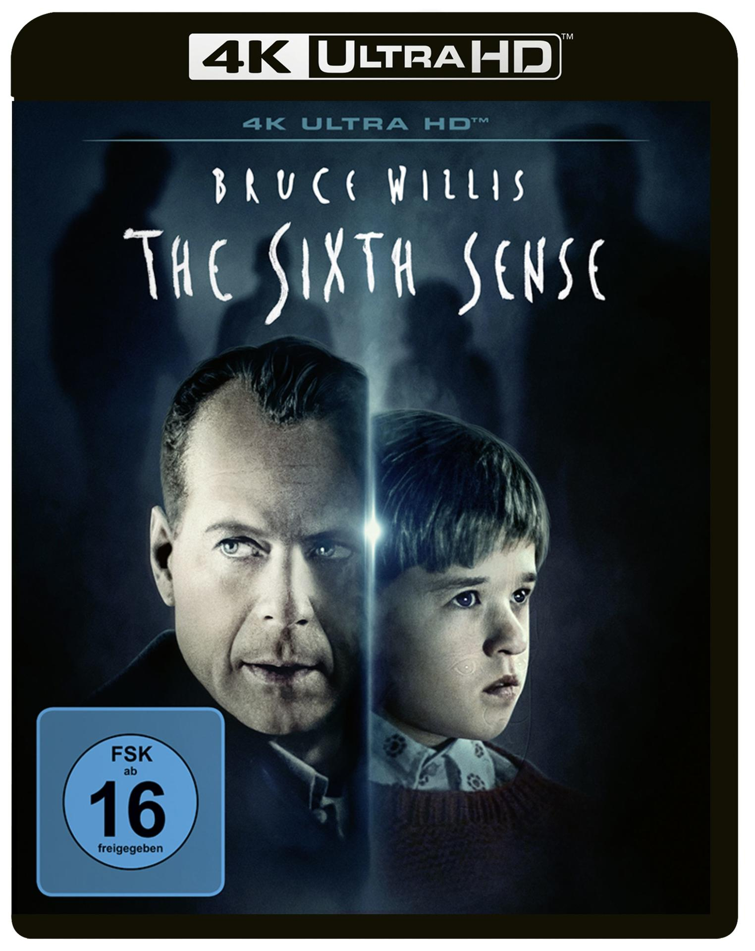 Filmcover. Bruce Willis und ein Junge. Der Titel ist 'THE SIXTH SENSE' in großen weißen Buchstaben.