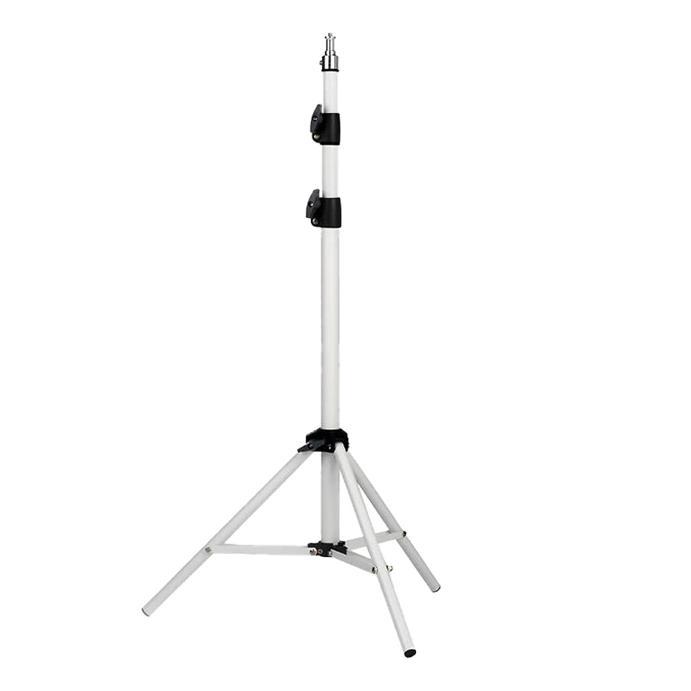 Beyaz tripod, tamamen uzatılmış. Bacaklar yayılmış ve üst kısım görünür durumda.