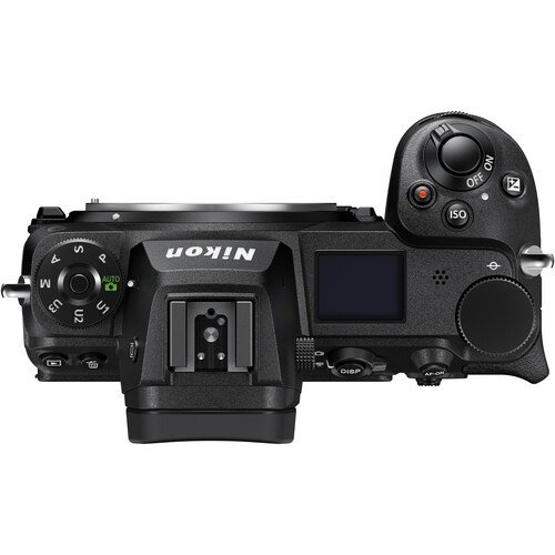 Siyah bir Nikon kamera, üstten görünüm. Düğmeleri, kadranları ve bir ekranı var. Arka plan beyaz.