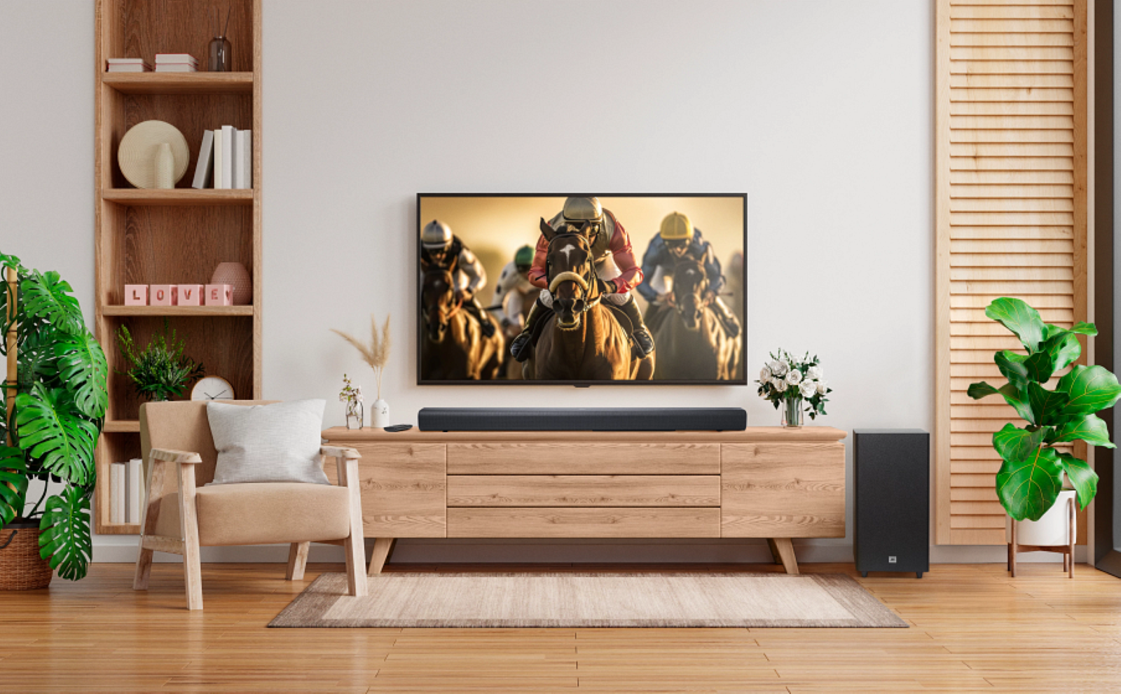 Ekranında at yarışı olan, TV, ses çubuğu, subwoofer bulunan bir oturma odası.