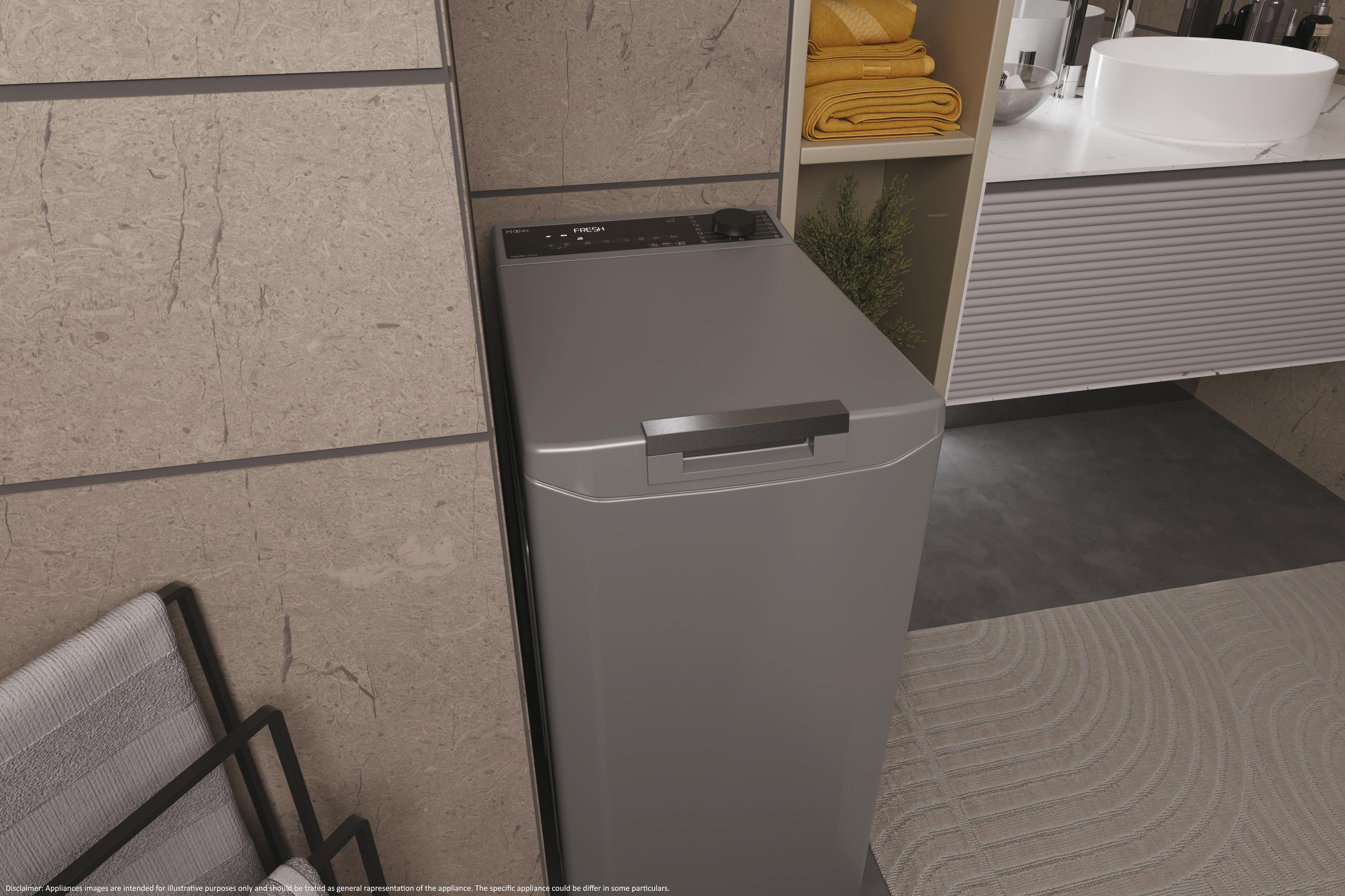 Graue Waschmaschine in Badezimmerumgebung, neben Schrank und Waschbecken.