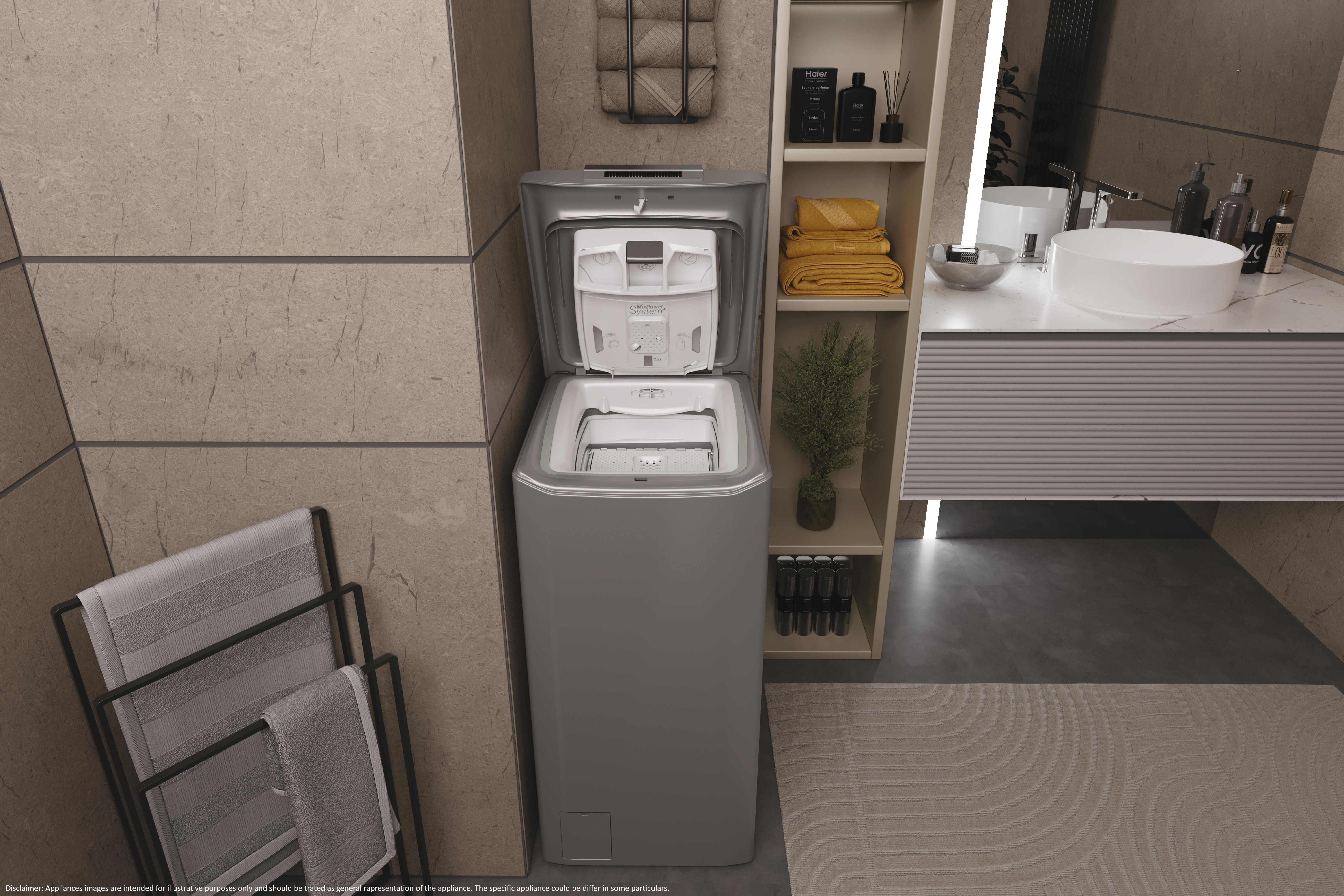 Eine graue Waschmaschine in einem modernen Badezimmer.