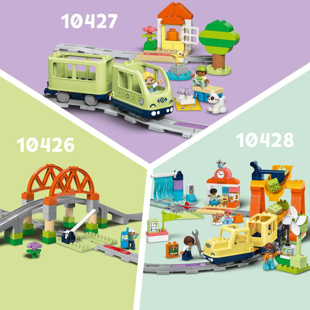 Draufsicht auf drei Lego Duplo Sets mit Zügen, Brücken und Gebäuden.