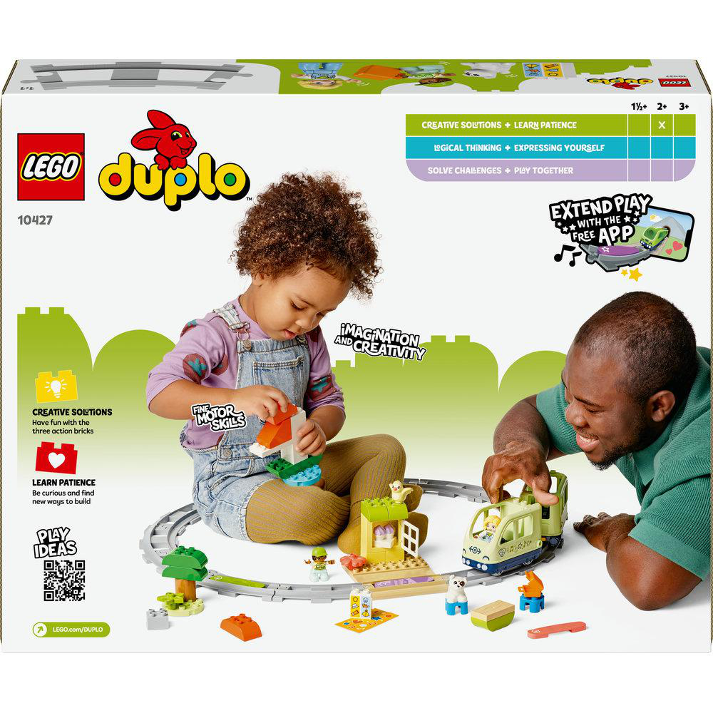 Zwei Kinder und ein Erwachsener spielen mit Spielzeug-Zugset.