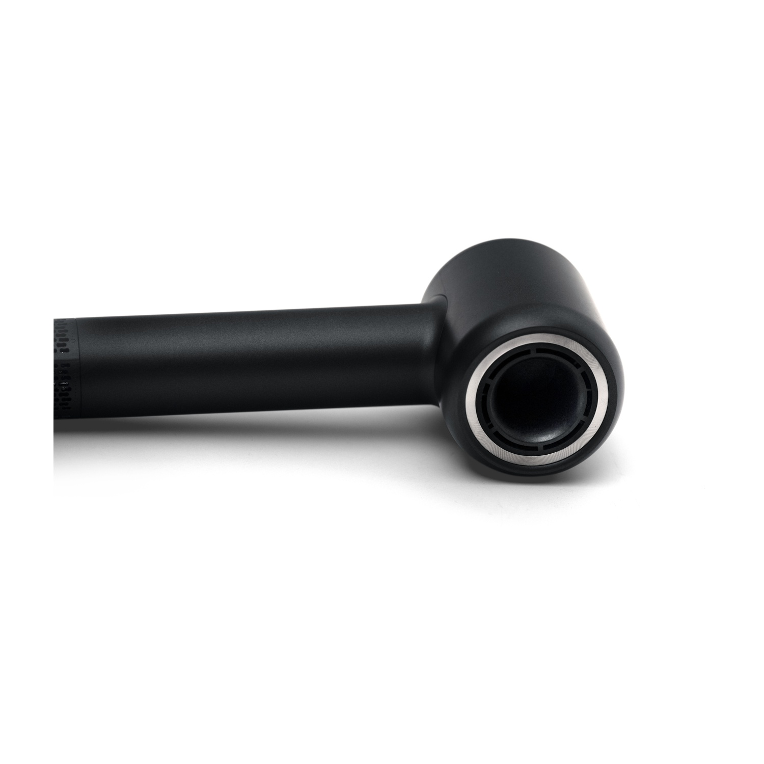 Un primo piano della testa di un microfono nero, che mostra un anello metallico attorno a un altoparlante, su bianco.