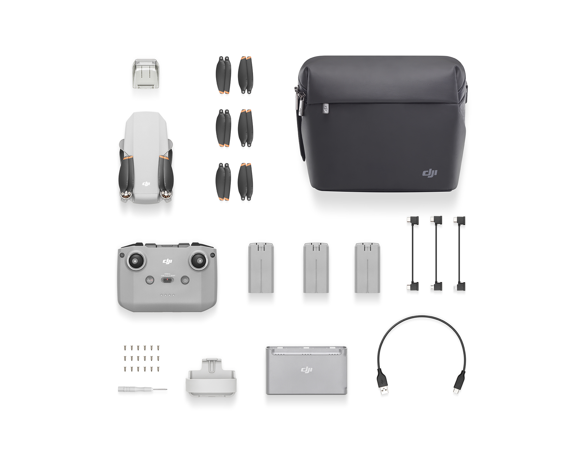 DJI Mini 3 Pro drone ve aksesuarları beyaz bir yüzeye yerleştirilmiş.