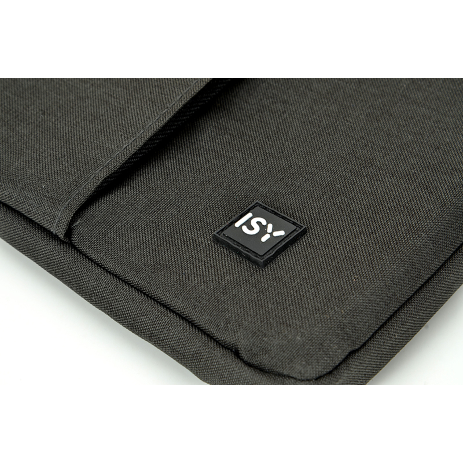 Zwarte laptoptas met ISY-logo in de hoek. Witte achtergrond. Close-up.