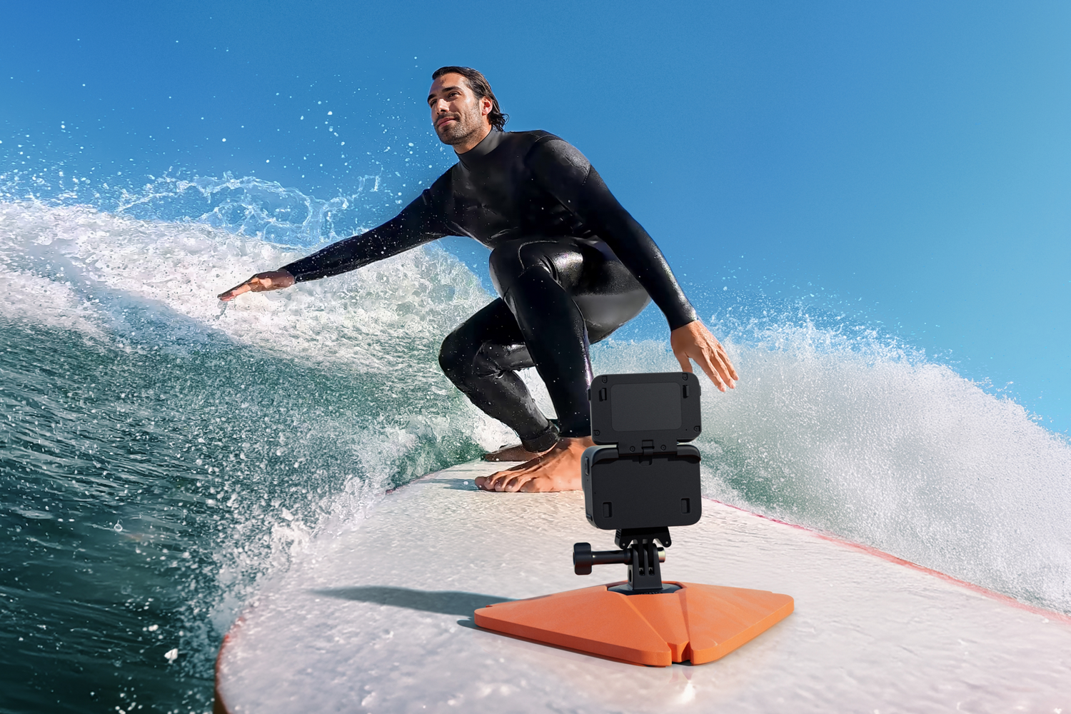 Un surfista en una tabla de surf, en el océano. Una cámara está montada en un soporte en la tabla de surf.