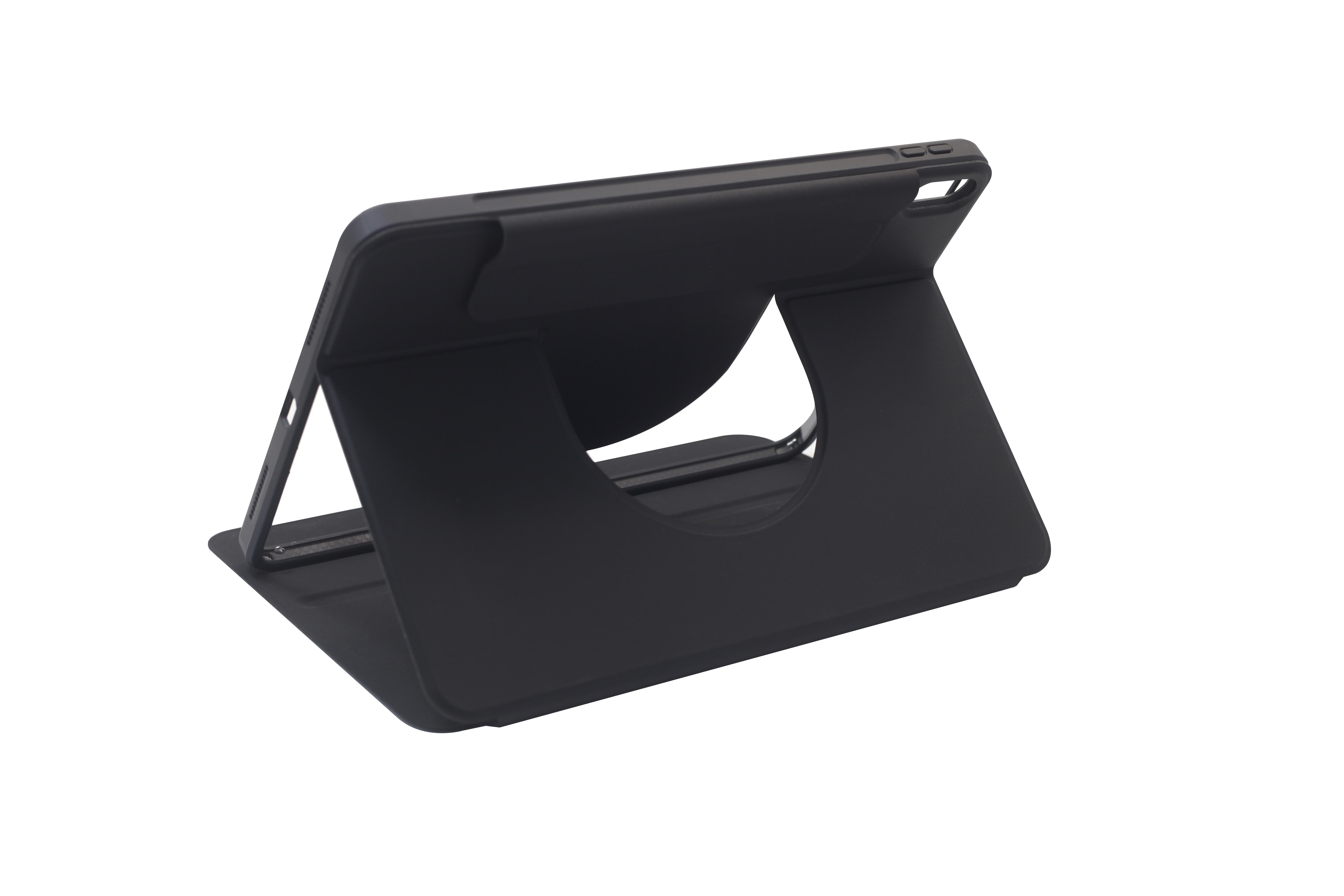 Schwarzes Tablet in einem Ständer, schräge Ansicht, weißer Hintergrund.