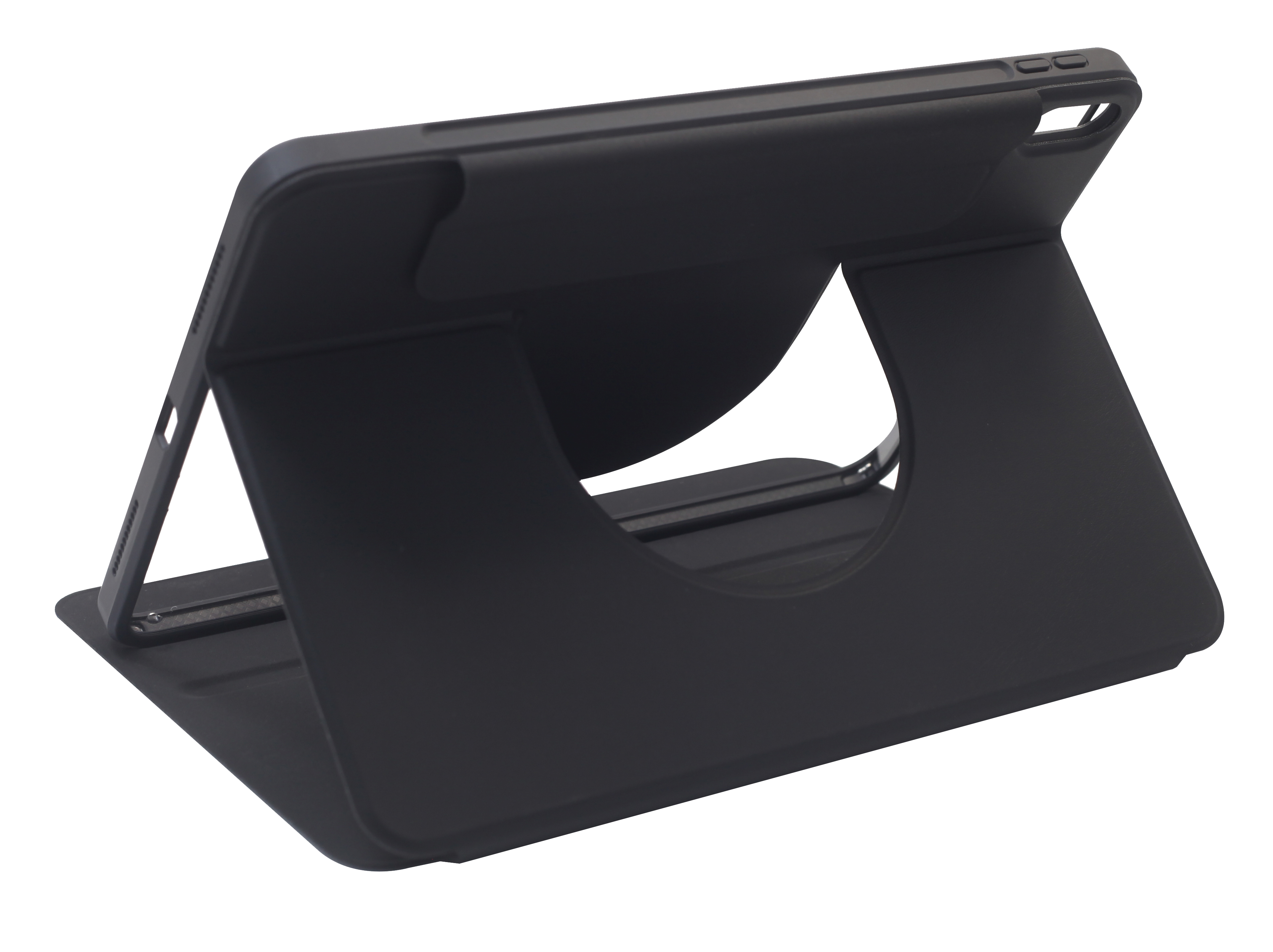 Schwarze iPad-Hülle in geneigter Position, die die offene Hülle mit iPad im Inneren zeigt, weißer Hintergrund.
