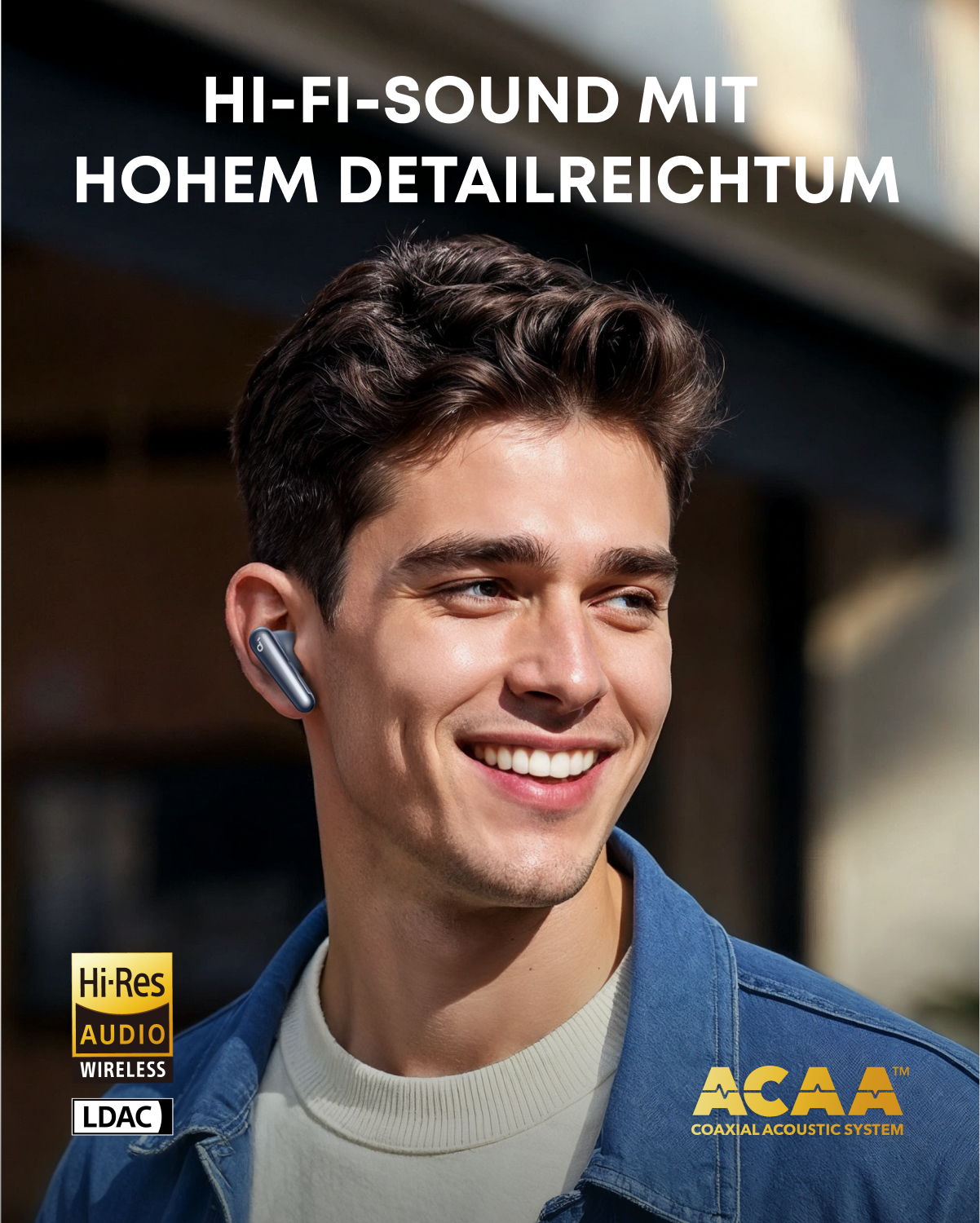 Ein lächelnder Mann mit einem Ohrhörer im Ohr. Text: Hi-Fi-Sound mit hohem Detailreichtum.