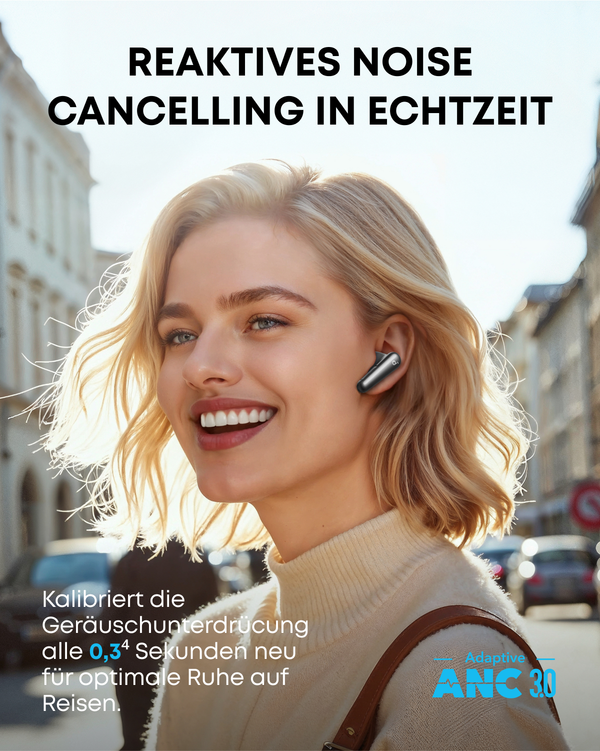 Blonde Frau lächelt, trägt Ohrhörer und geht auf der Straße. Text: Reaktive Geräuschunterdrückung.