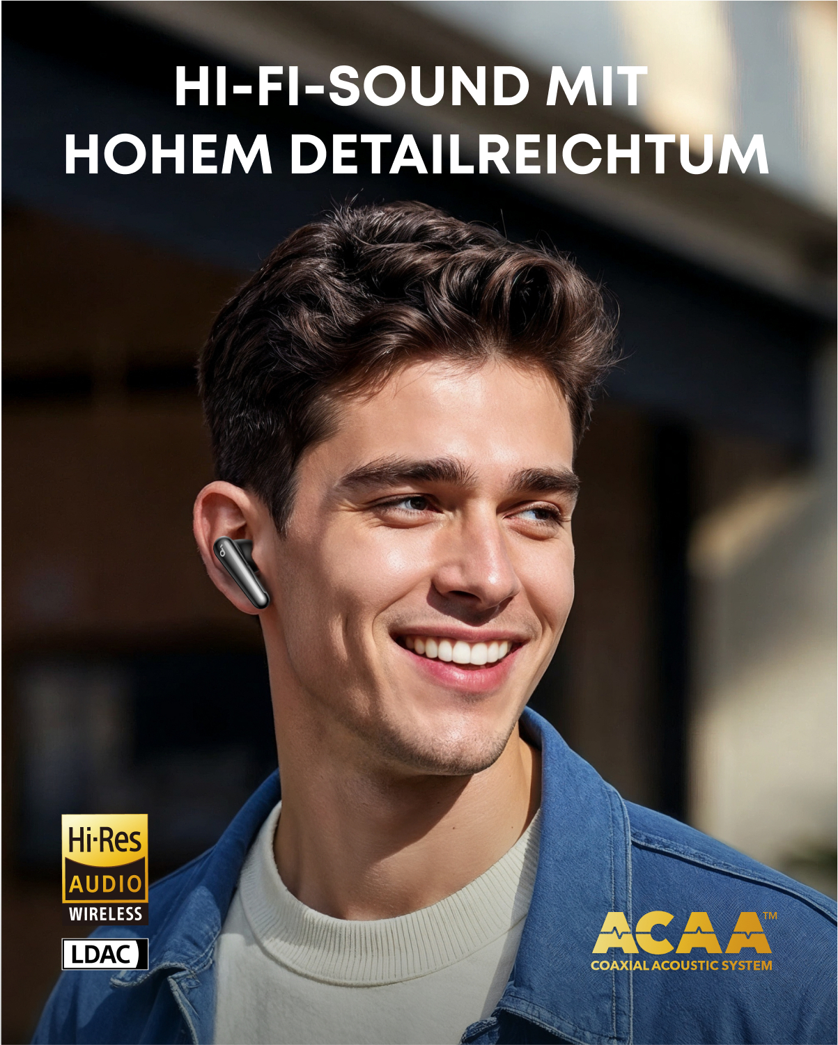 Mann lächelt, trägt Ohrhörer. Text: Hi-Fi-Sound. Hintergrund ist ein Gebäude.
