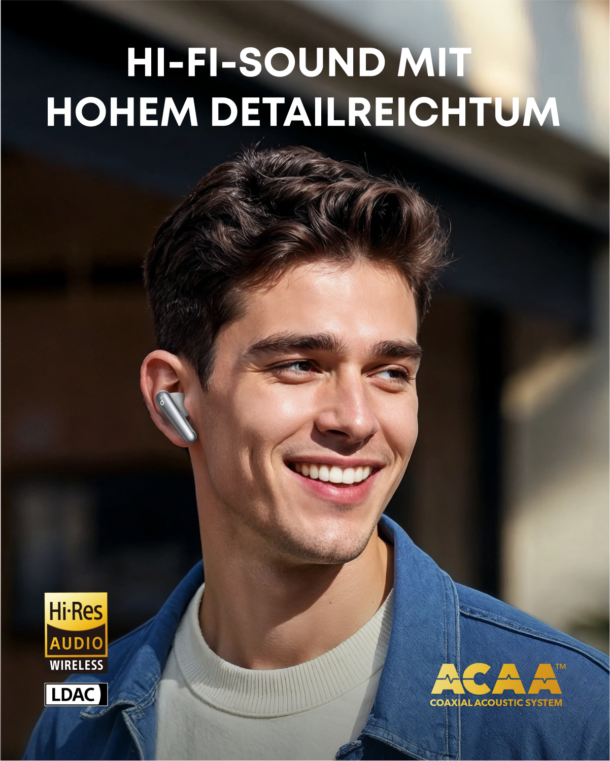 Ein lächelnder Mann mit einem Ohrhörer im Ohr. Text: Hi-Fi-Sound mit hohem Detailreichtum.