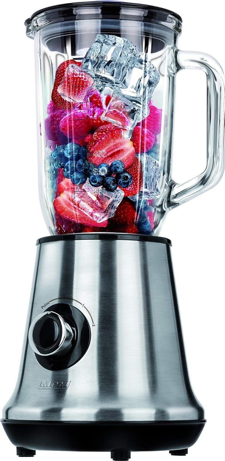 Blender wypełniony owocami i lodem. Szklany dzbanek stoi na podstawie ze stali nierdzewnej.