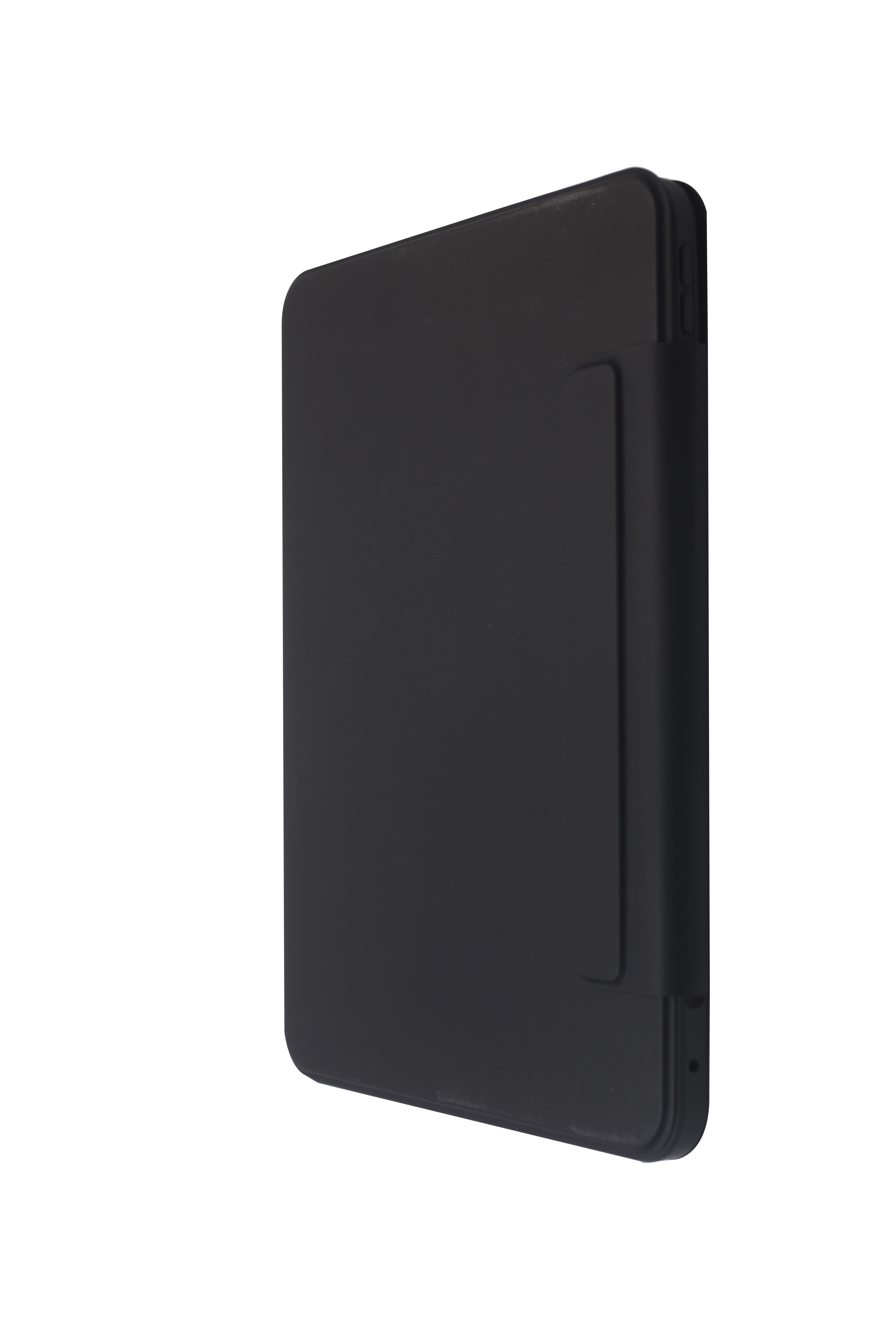 Eine geschlossene schwarze Tablet-Hülle, die Rückseite und eine kleine Öffnung für einen Stift zeigt.